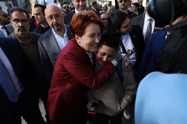 Akşener, Konyaaltı’nda esnaf ziyaretinde bulundu