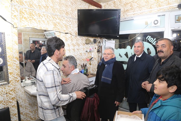 Başkan Büyükkılıç, teravih namazı sonrası esnaf ziyareti yaptı