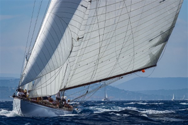 Bodrum Karaada açıklarında sürüklenen tekne demirletildi