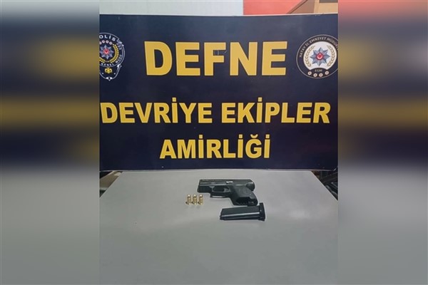 Defne’de ruhsatsız tabanca ve mermi ele geçirildi