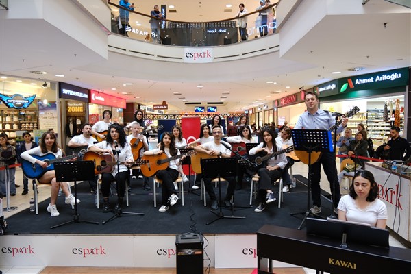 ESMEK kursiyerleri konser verdi