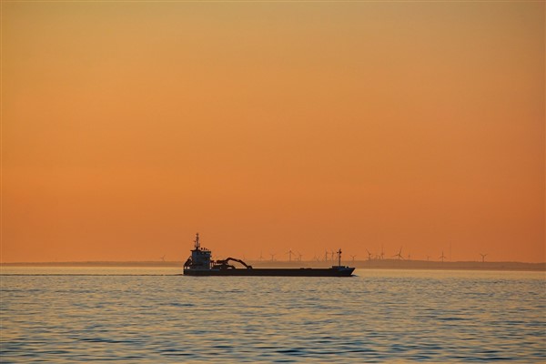 Kadıköy önlerinde makine arızası yapan tanker kurtarıldı