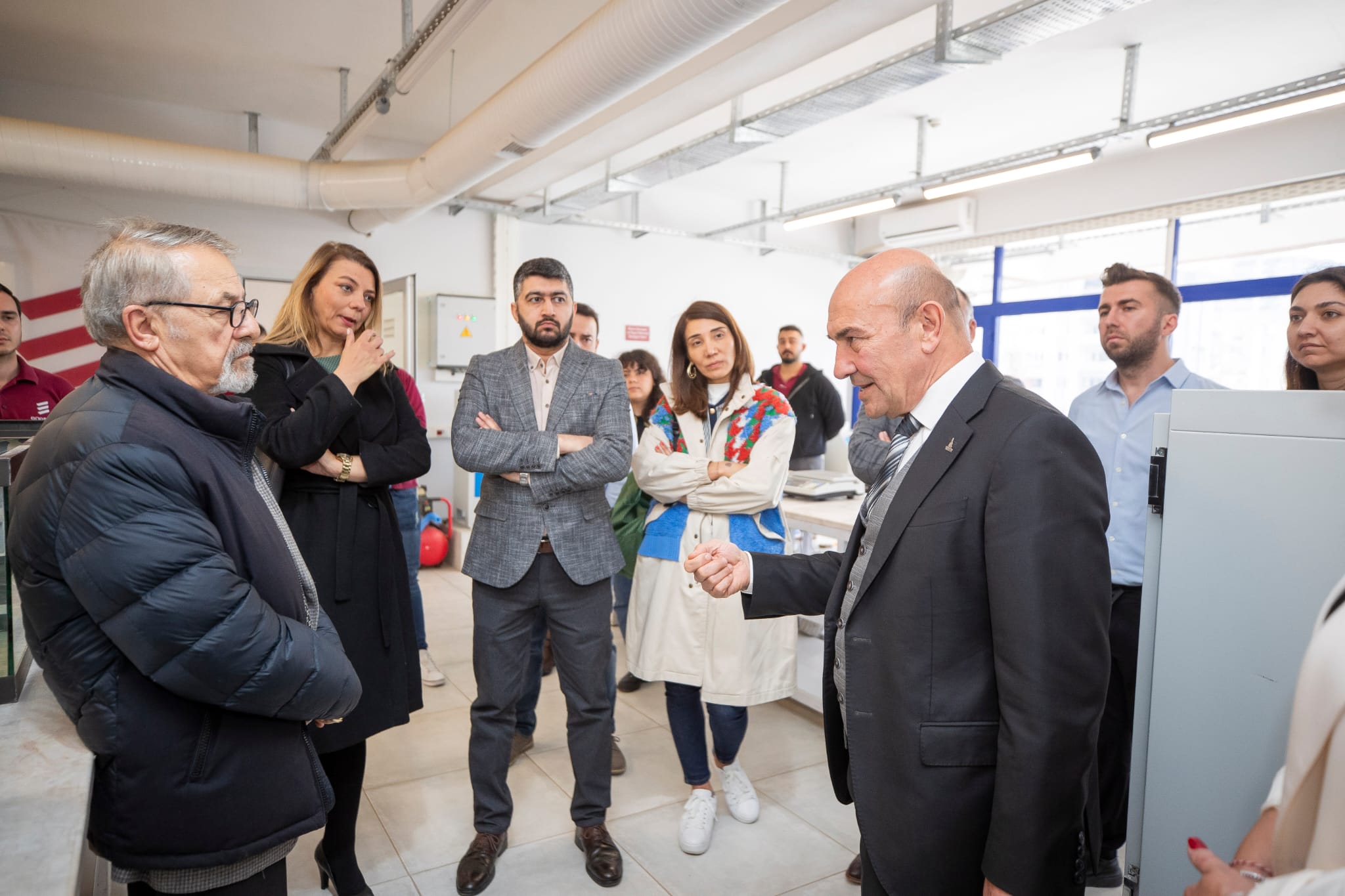 Prof. Dr. Görür, İzmir’deki yapı ve zemin laboratuvarını ziyaret etti