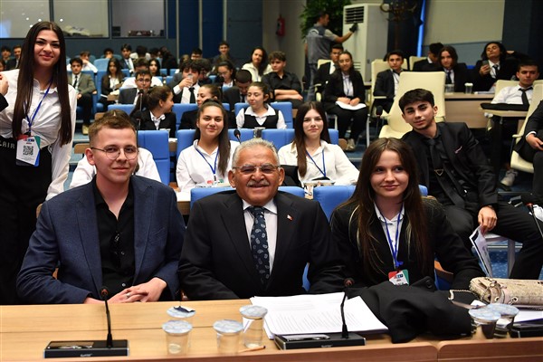 Başkan Büyükkılıç, Cihangir Okulları Ulusal Forumu’nda gençlerle buluştu