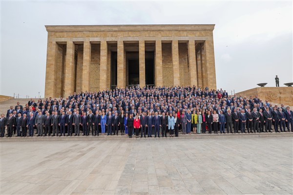 CHP Genel Başkanı Özel, partililerle birlikte Anıtkabir’i ziyaret etti