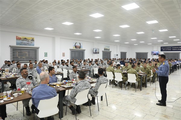 PNS Babur korvetinin personeli ve leventler iftar yaptı