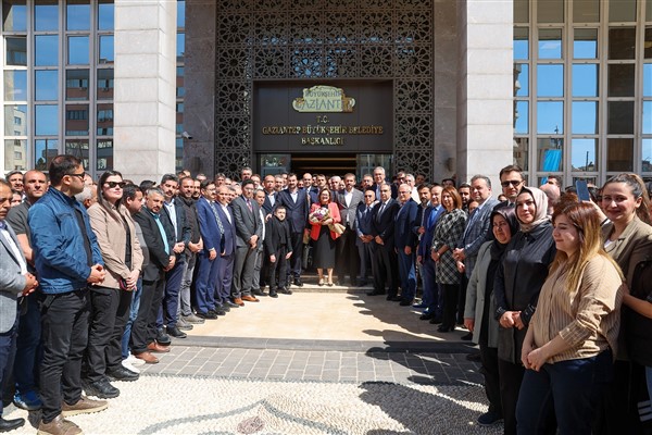Yeniden başkan seçilen Fatma Şahin’i kurum çalışanları kapıda karşıladı