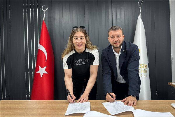 Balıkesir Büyükşehir Belediyespor, Yasemin Adar Yiğit ile yeniden anlaştı