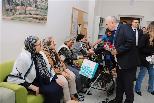 Başkan Özdemir’den huzurevindeki kadınlara ziyaret