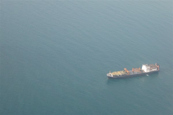 Dümen arızası nedeniyle karaya sürüklenen tanker demirletildi