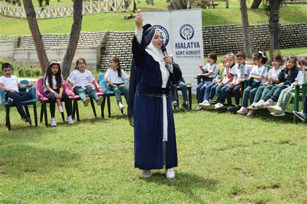 Malatya’da çocuklar Ninem Korkut’tan masallar diledi