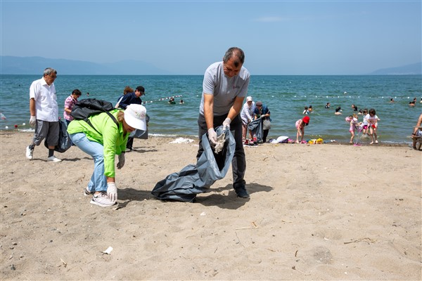 Bursa Kent Konseyi’nden İznik’te sahil temizliği