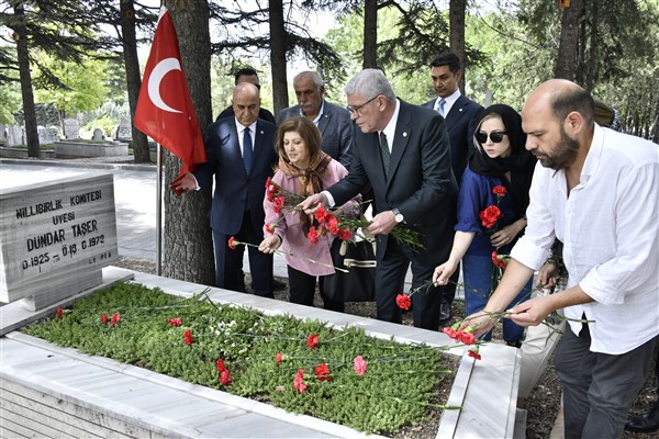 Dervişoğlu, Dündar Taşer’i mezarı başında andı