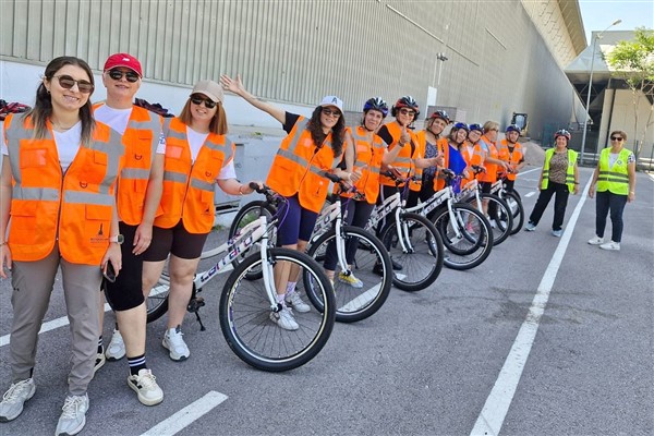 İzmir’de “Kadın Kadına Bisiklet Eğitimi Projesi” hayata geçirildi