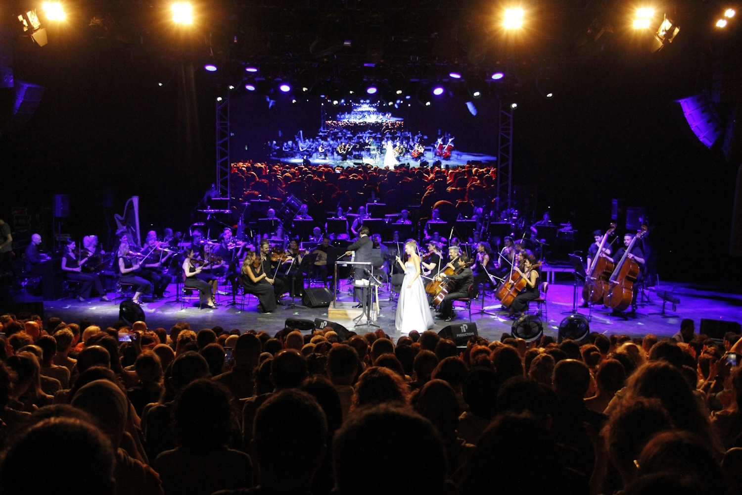 Bursa’da Pera Filarmoni Orkestrası ve Şevval Sam konser verdi