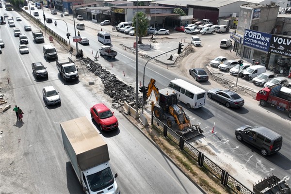 Adana Büyükşehir Belediyesinin Saydam Caddesi’nde akıllı kavşak çalışmaları devam ediyor