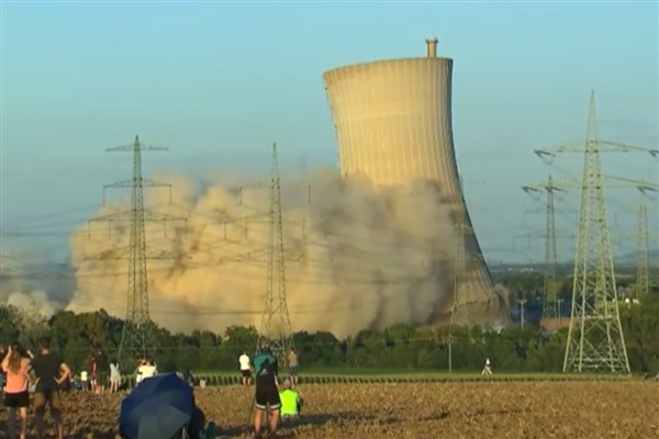 Almanya’nın Grafenrheinfeld nükleer enerji santrali yıkıldı