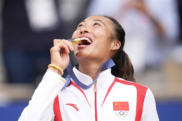 Altın madalya sahibi tenisçi Zheng Qinwen’den örnek sporculara övgü