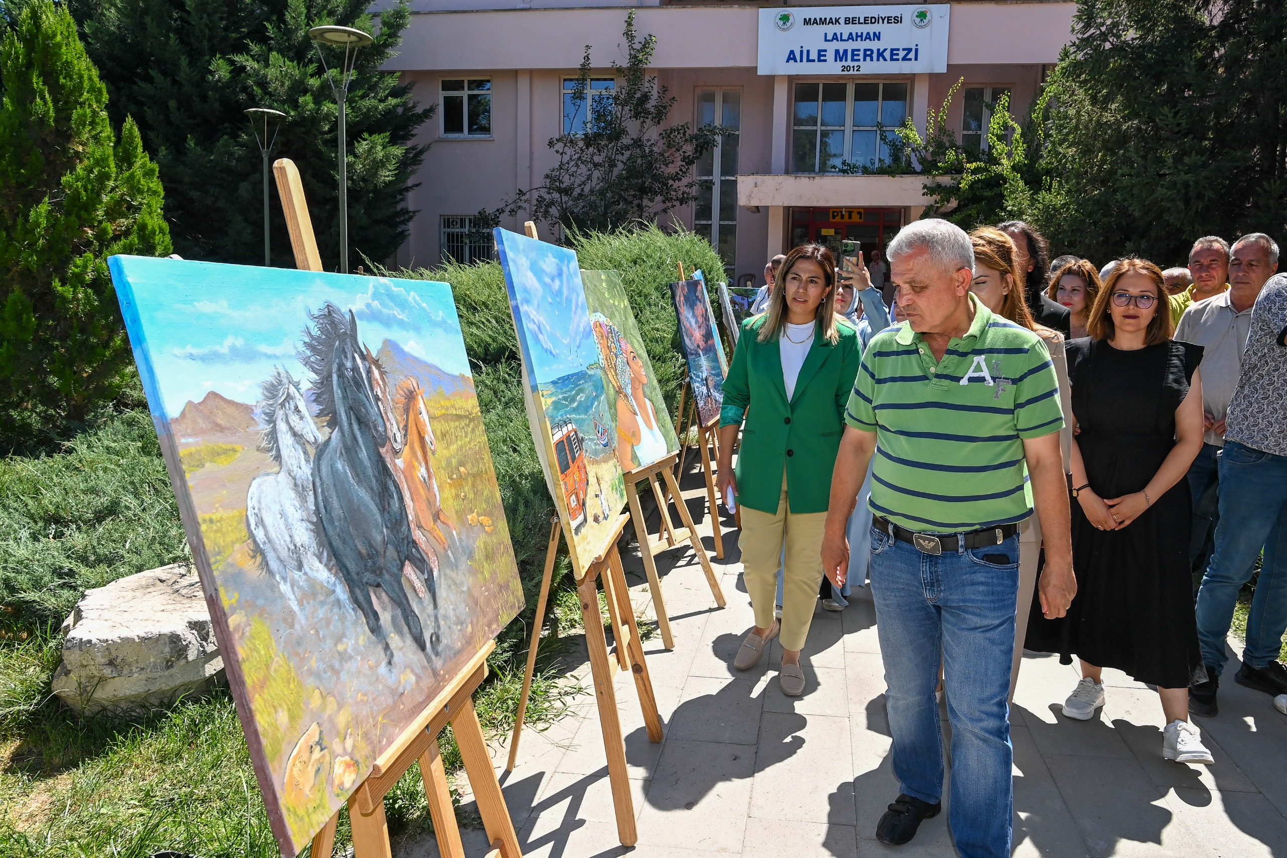 Atık maddelerle oluşturulan eserler sergilendi