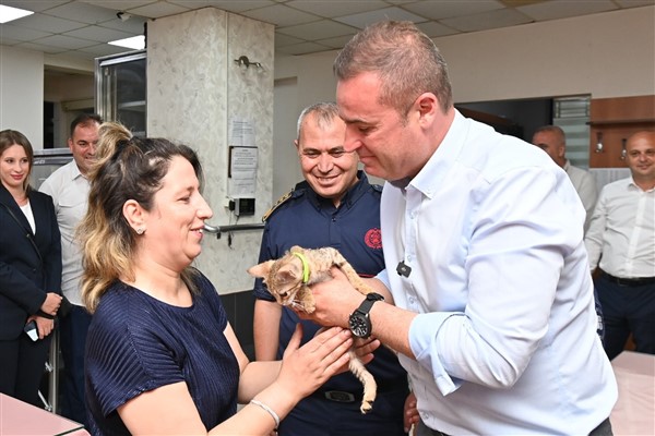 Başkan Akın, tedavisi tamamlanan yavru kedi Biber’i sahibine teslim etti