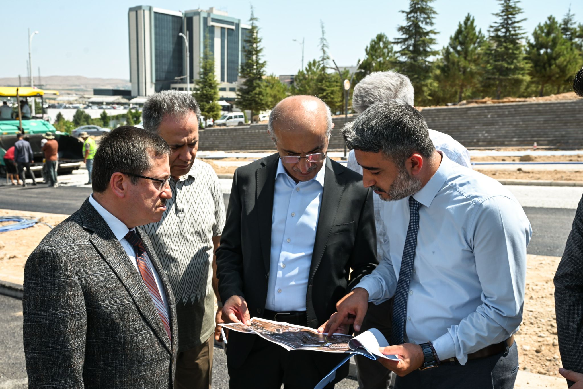 Başkan Er, İnönü Üniversitesi’nde gerçekleştirilen yol çalışmalarını yerinde inceledi