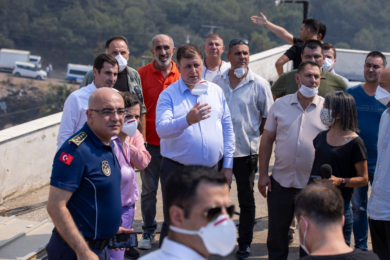 Başkan Tugay, yangın bölgesinde incelemelerde bulundu