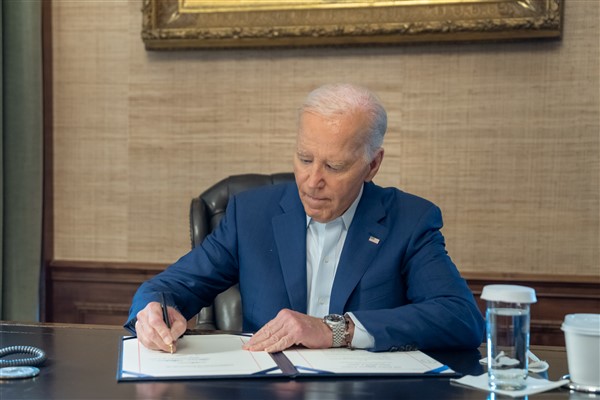 Biden: Enerji üretimine yatırım yaparak fiyatları düşürmek için mücadele ediyoruz