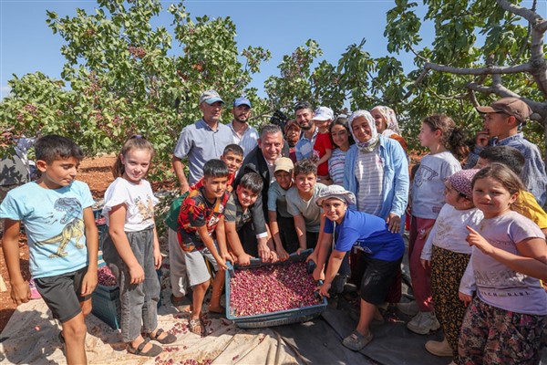 CHP Genel Başkanı Özel, Gaziantep’te fıstık mitinginde üreticilerle bir araya geldi