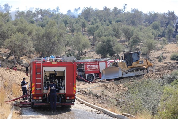 İBB ekipleri, İzmir’deki yangına müdahale çalışmalarına destek verdi