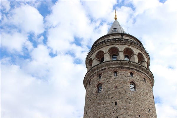 İstanbul’da tarihi mekanlara Türk bayrağı ve 30 Ağustos Zafer Bayramı logosu yansıtıldı