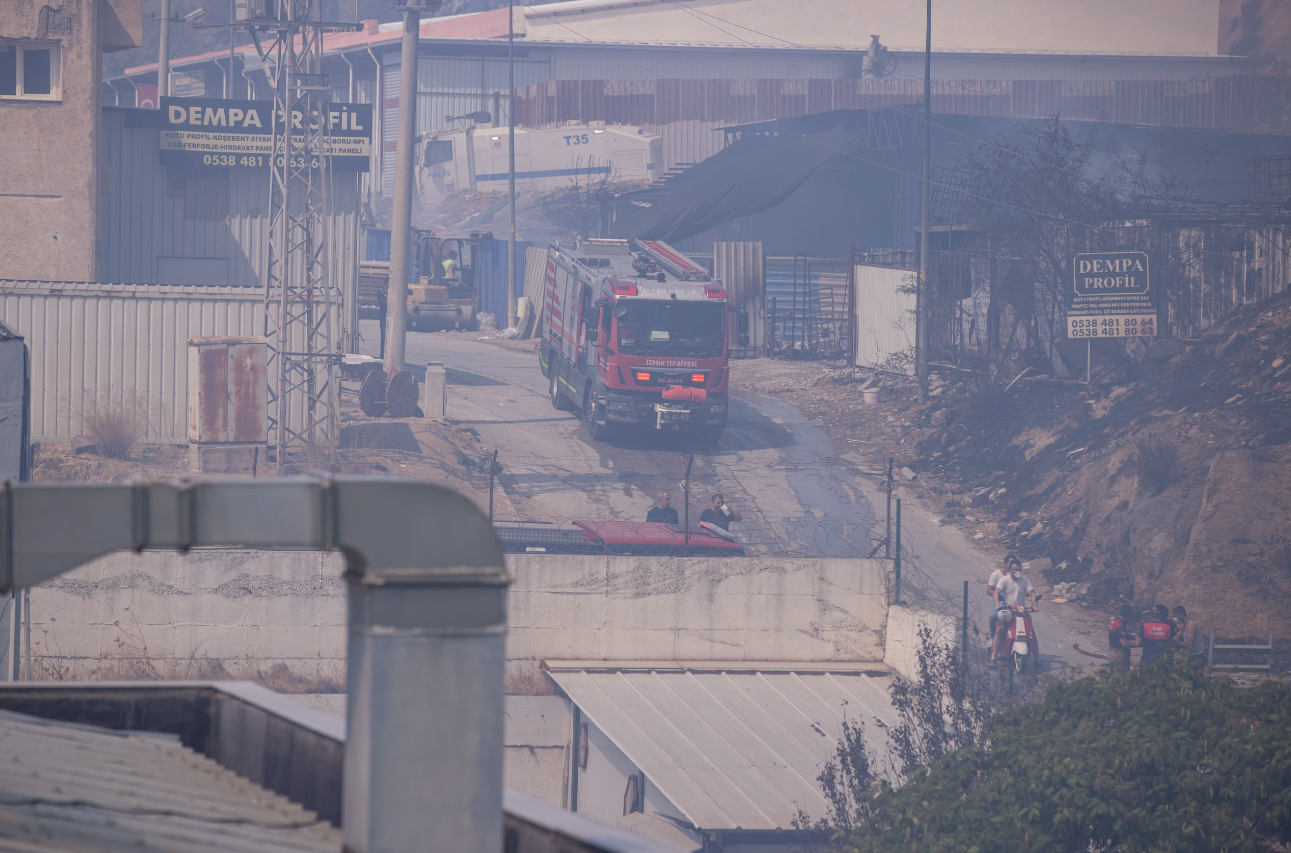 İzmir Büyükşehir Belediyesinin tüm birimleri yangınla mücadele ediyor