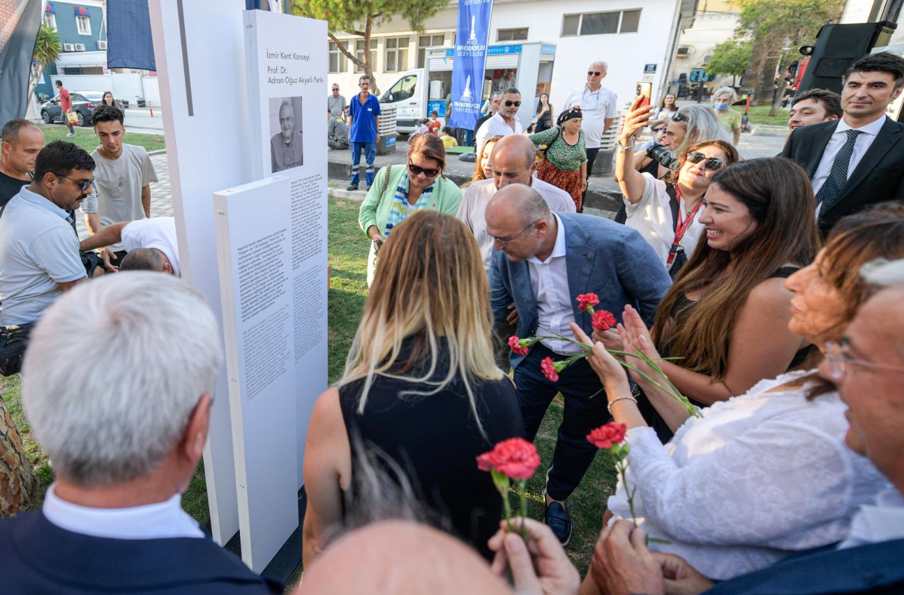 İzmir Kent Konseyi’nin eski Başkanı Akyarlı, düzenlenen törenle anıldı