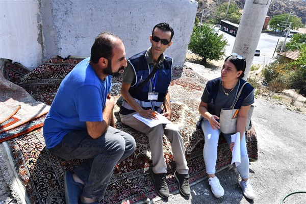 İzmir’de yangın bölgesinde ekipler sosyal tespit çalışması ve inceleme yaptı