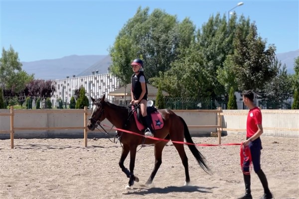 Kayseri Büyükşehir Belediyesi, binicilik eğitimlerinde yeni dönem kayıtları başladı