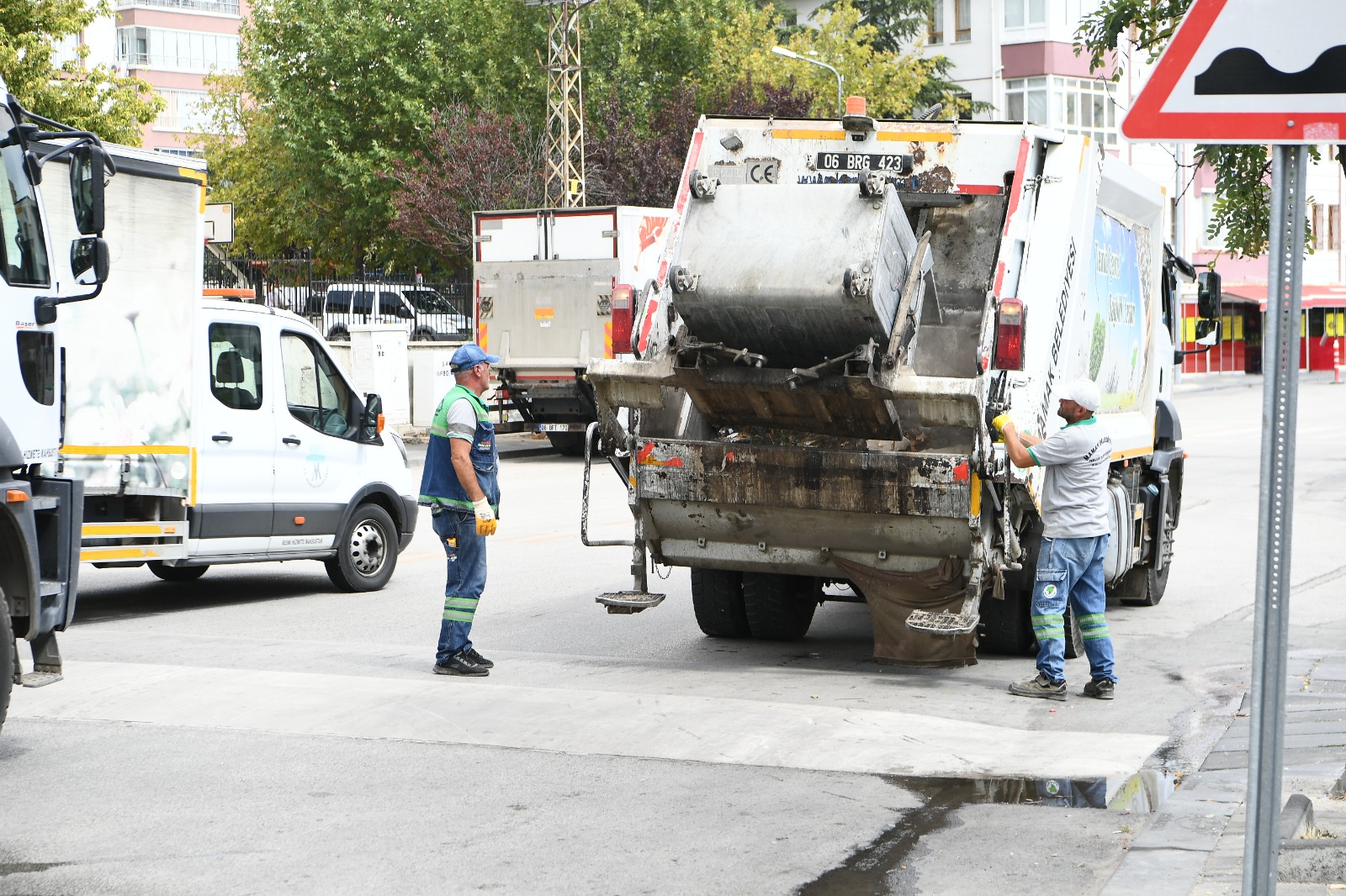 Mamak Belediyesi Kayaş Caddesi’nde temizlik çalışması yaptı