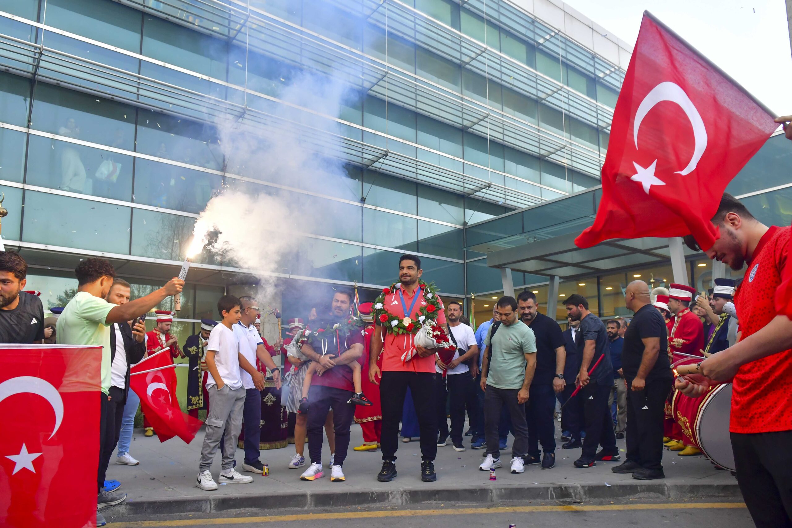 Olimpiyat üçüncüsü milli güreşçi Taha Akgül, Ankara’da vatandaşlar tarafından karşılandı