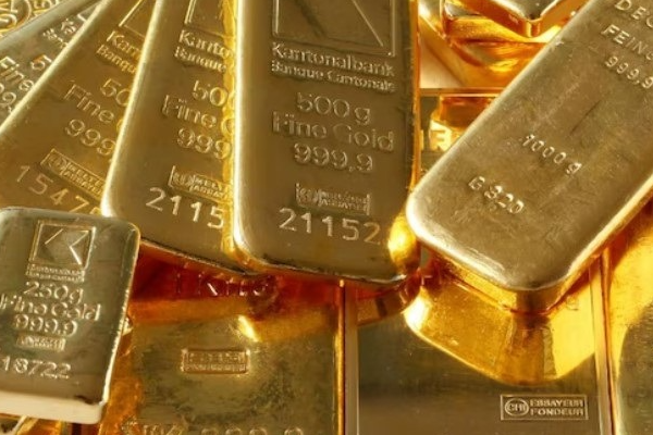 PRECIOUS METALS – Gold holds below record high as investors await clarity on Fed cuts