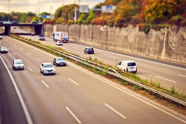 Trafik jandarması, denetim ve bilgilendirme faaliyetlerini sürdürüyor