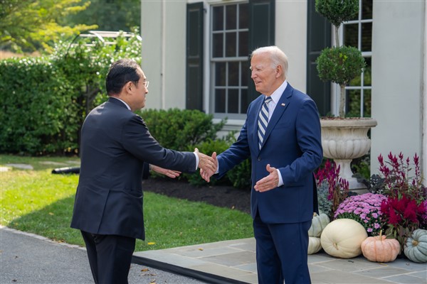 ABD Başkanı Biden, Japonya Başbakanı Kişida ile bir araya geldi