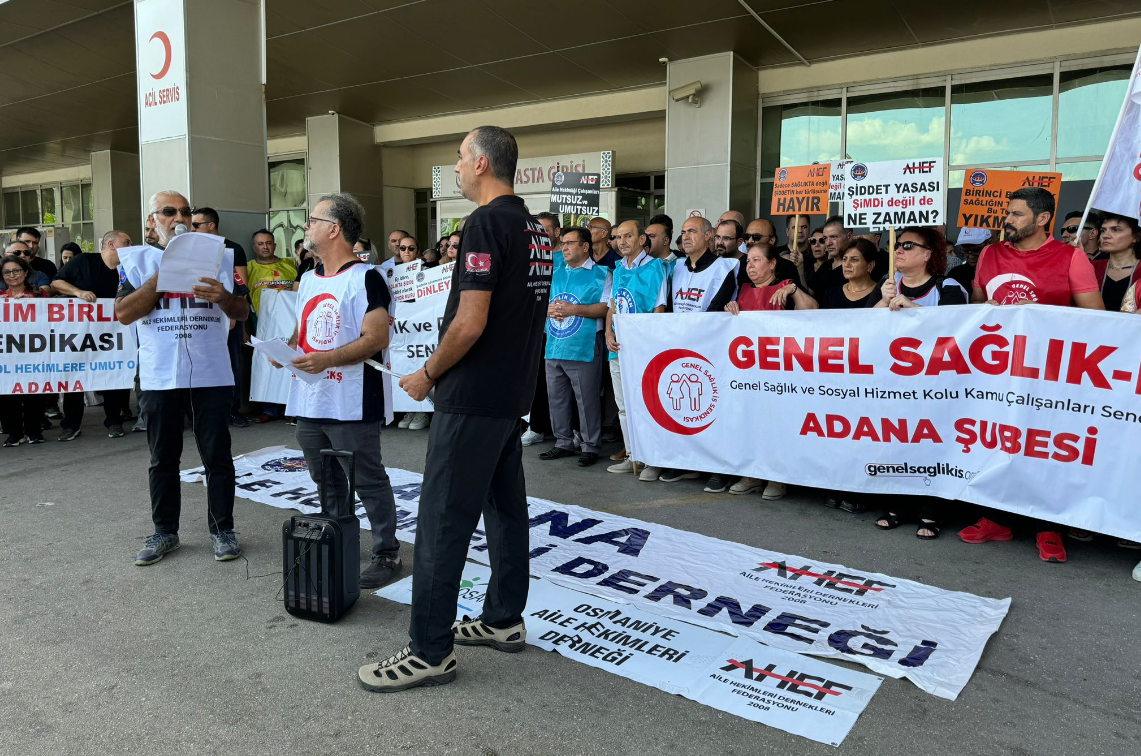 Aile hekimleri Adana’da meslektaşlarına yapılan şiddeti kınamak için toplandı