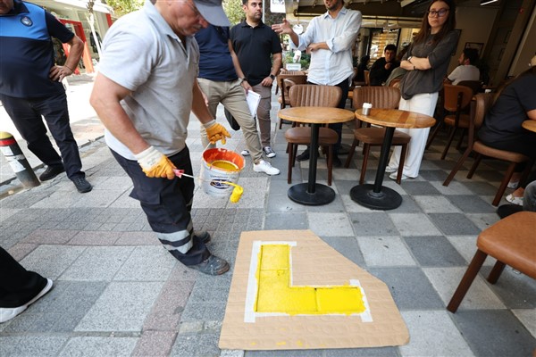 Bakırköy Belediyesi, kaldırımlardaki işgaliye sorununu çözmek için çalışmalarını sürdürdü