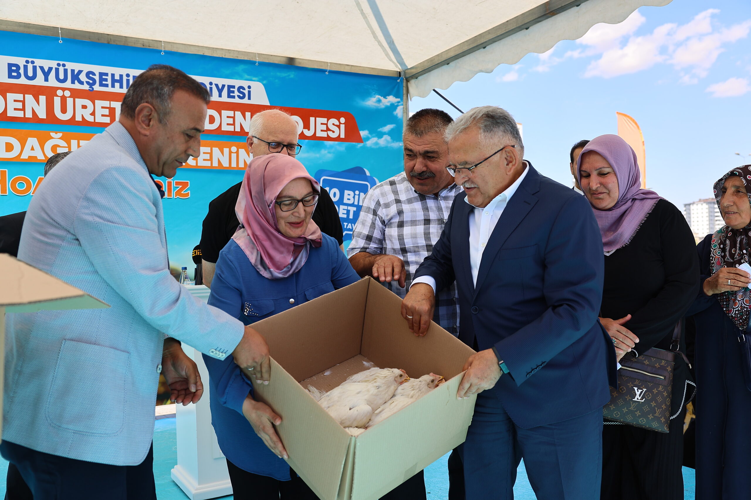 Başkan Büyükkılıç, kırsaldaki kadın üreticilere 10 bin tavuk dağıttı