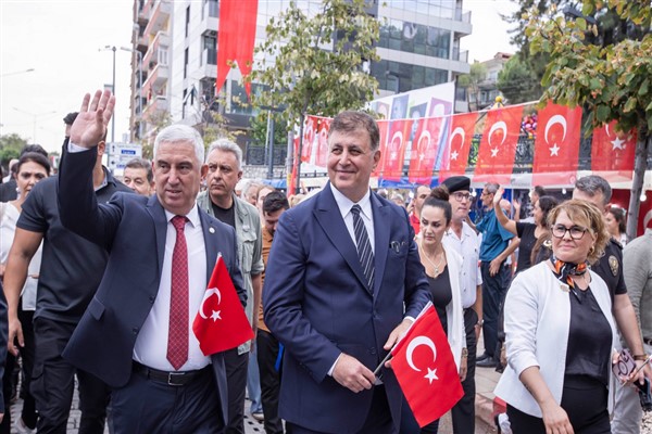 Başkan Tugay, 88. Uluslararası Bergama Kermesi’ne katıldı