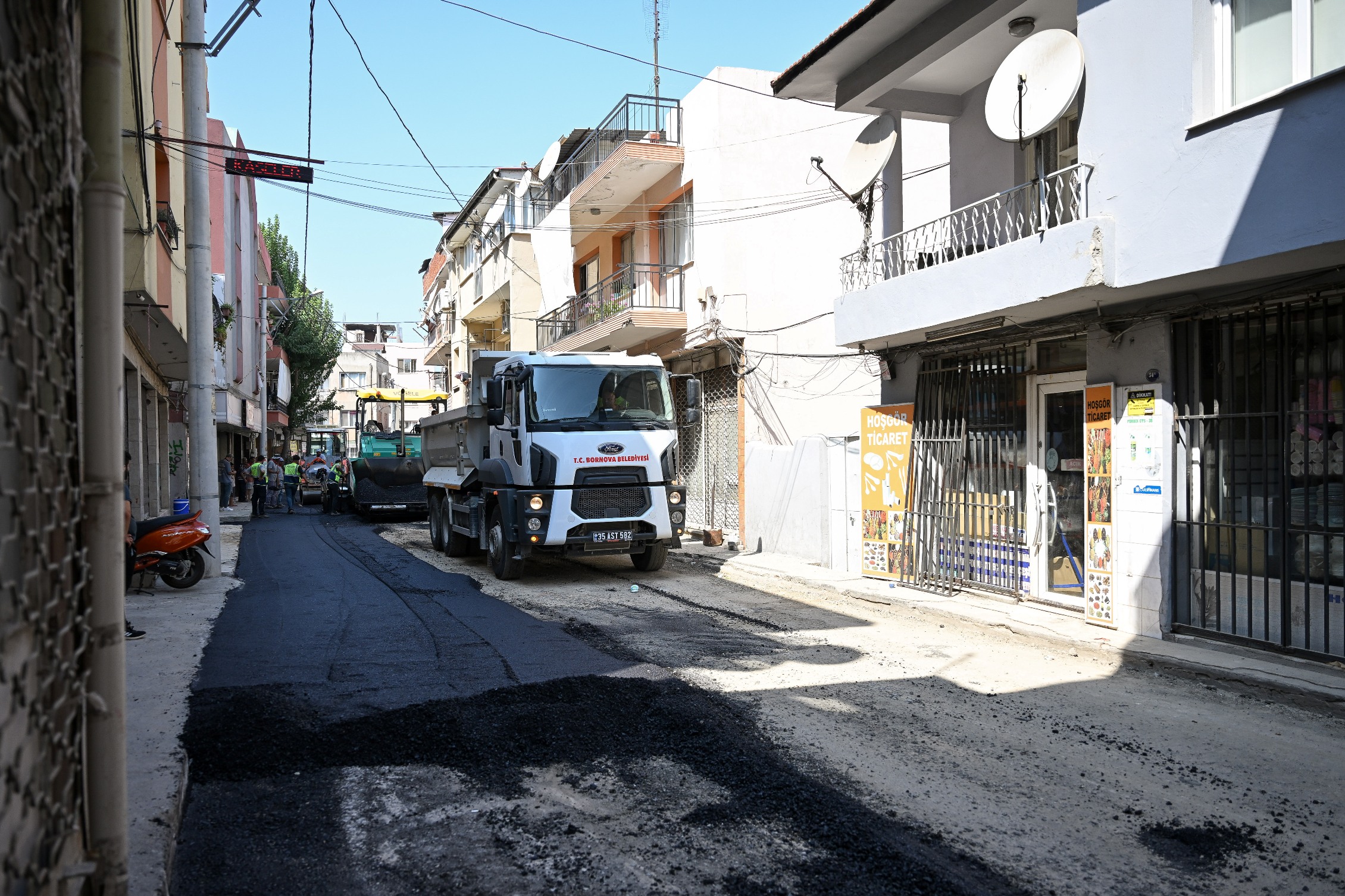 Bornova Belediyesi, Ziya Paşa Caddesi’ndeki çalışmaları tamamladı