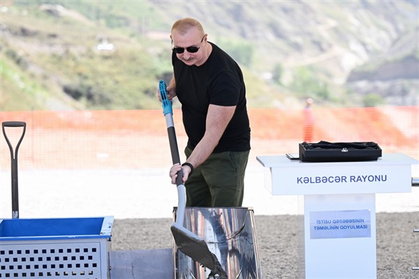 Cumhurbaşkanı Aliyev, Kelbecer’de İstisu kasabasının temelini attı