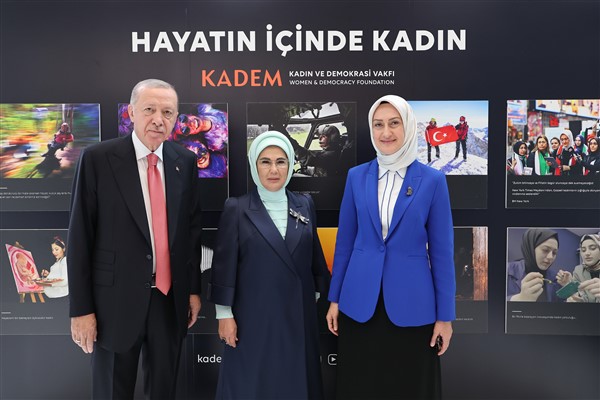 Cumhurbaşkanı Erdoğan, “Hayatın İçinde Kadın” isimli fotoğraf sergisini gezdi