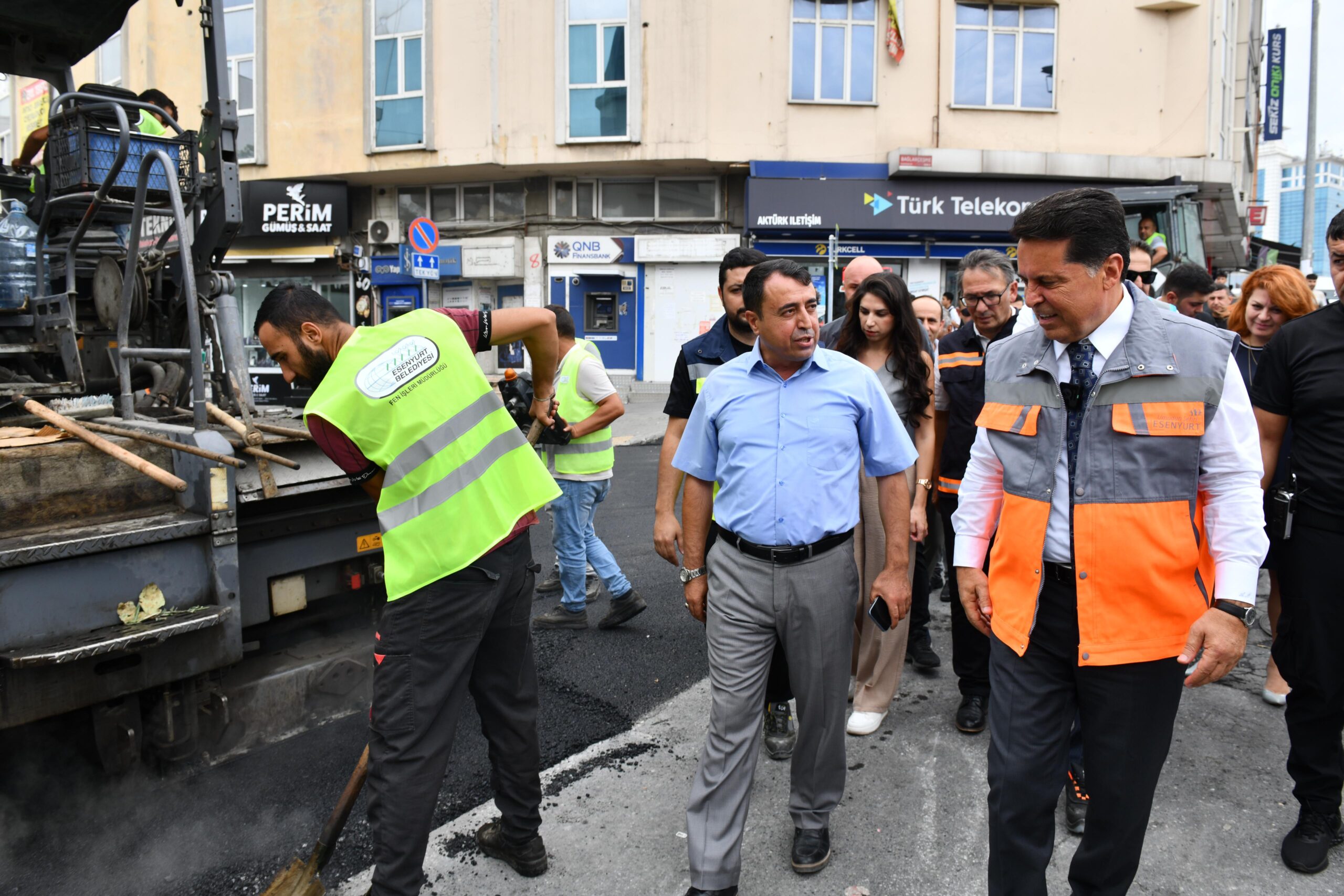 Esenyurt’ta bozuk olan yollar asfaltla tanışıyor