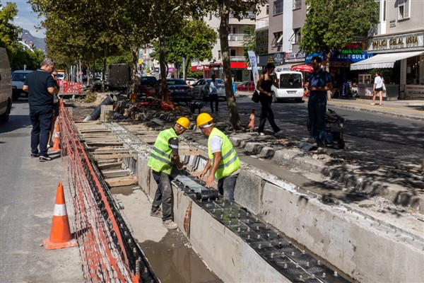 Girne Caddesi’ndeki yağmur suyu mazgalları yenileniyor