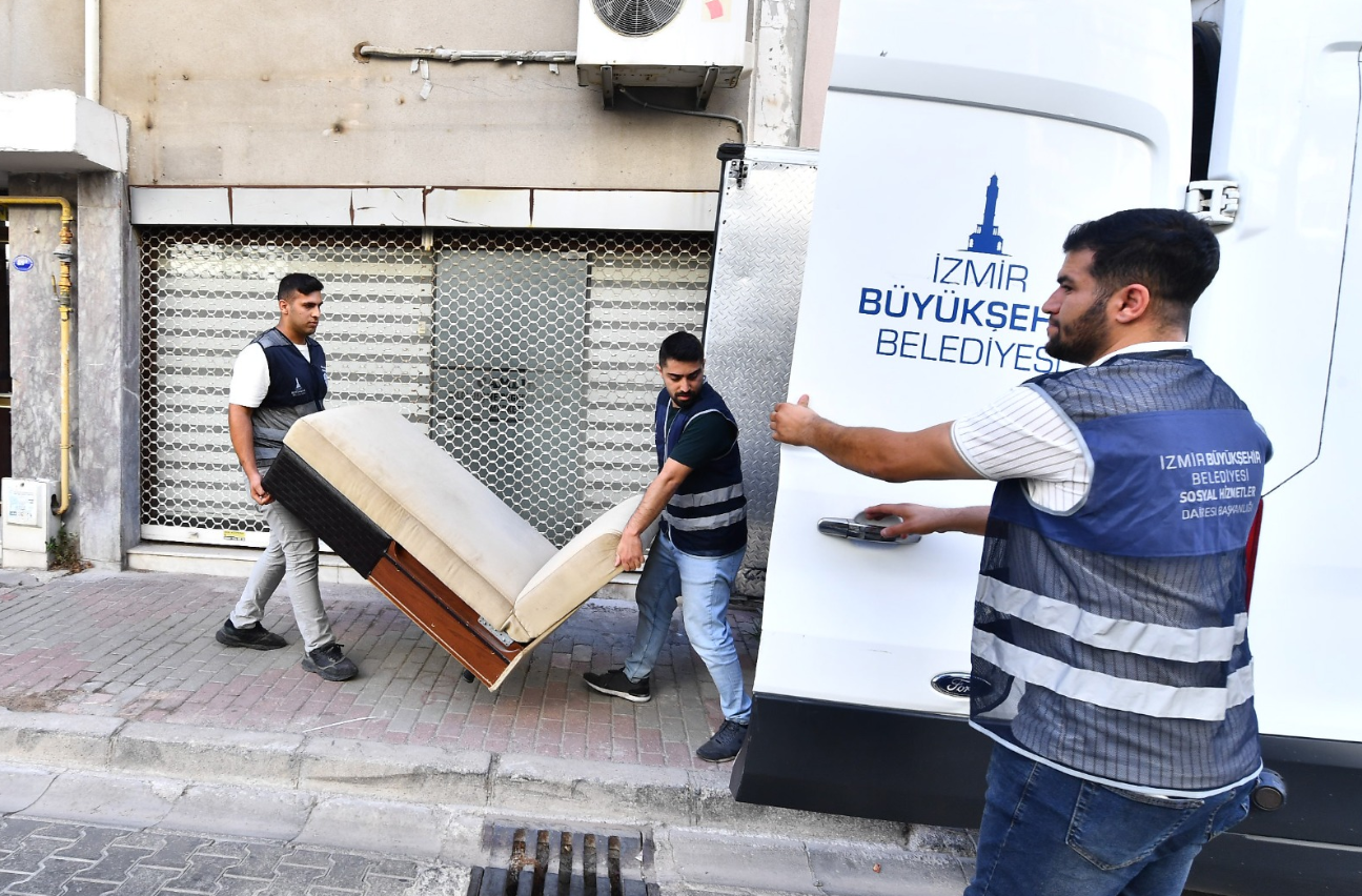 İzmir Büyükşehir Belediyesi, ikinci el eşya bağışında köprü oluyor