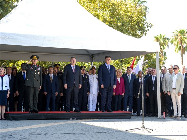 İzmir Konak Atatürk Meydanı’nda temsili bayrak töreni yapıldı